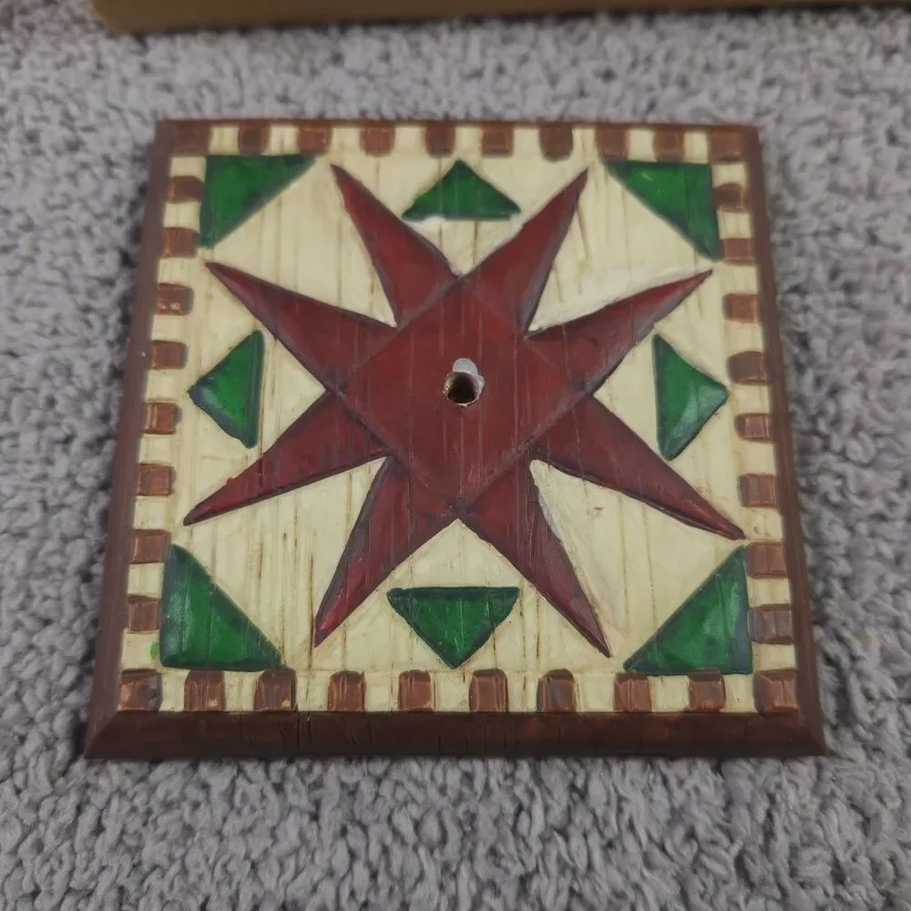 Jim Shore Heartwood Creek Ornament Holder with Quilt Pattern on Wood Base 105184